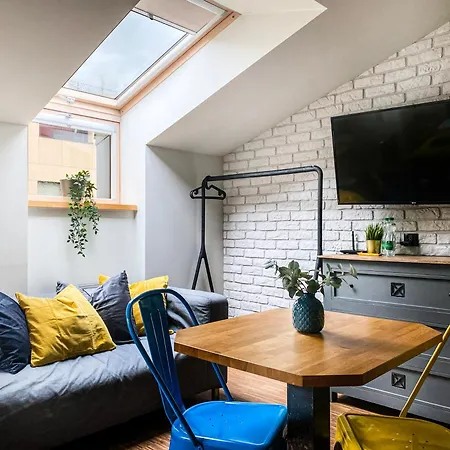 Cozy With Ac For Couples - Old Town Apartman