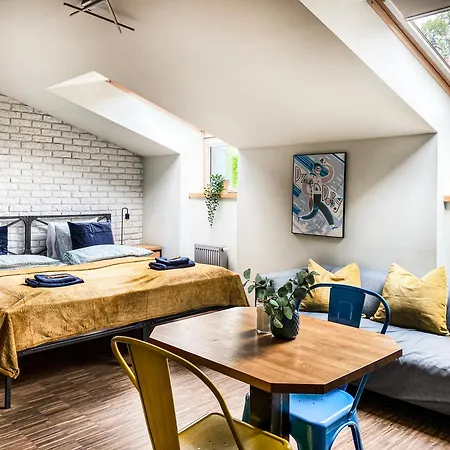 Cozy With Ac For Couples - Old Town Apartman